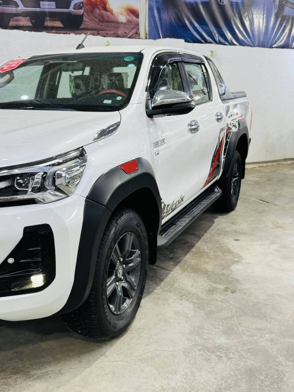 🚗 تويوتا هايلوكس 2024 (SAS) - للبيع
المواصفات والتفاصيل:
• الموديل: 2024 (ساز).
• المسافة المقطوعة: 45,000 كم فقط.
• الحالة العامة: السيارة مكفولة كفالة عامة (بشرط الفحص).
• المواصفات: فول مواصفات 1/1، وتتضمن:
• نظام تبريد كشنات (مقاعد).
• كاميرا أمامية وخلفية.
• مثبت سرعة (Cruise Control).
• باقي مواصفات الساز المعروفة.
السعر المطلوب:
💰 360 ورقة (36,000 دولار).🔥
📍 الموقع:
السيارة متوفرة حالياً في معرض الحسن.
٠***********
