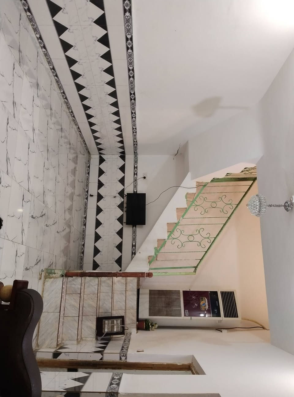 ***********
السلام عليكم نعيدالنشر بسبب الوعود الكاذبة مساحة البيت 170الواجهه 7ونص وانزال 20 استقبال وصاله ومطبخ و٢غرف ومجمع صيحات خارجي وداخلي البيت جاهز ماتخسر علي ربع سيراميك كهرباء ماء الطابق الثاني غرفه وصاله ومجمع صيحات مستعجل على بيع السعر المطلوب 155 السايلو بضهر جامع سيد زعيم
