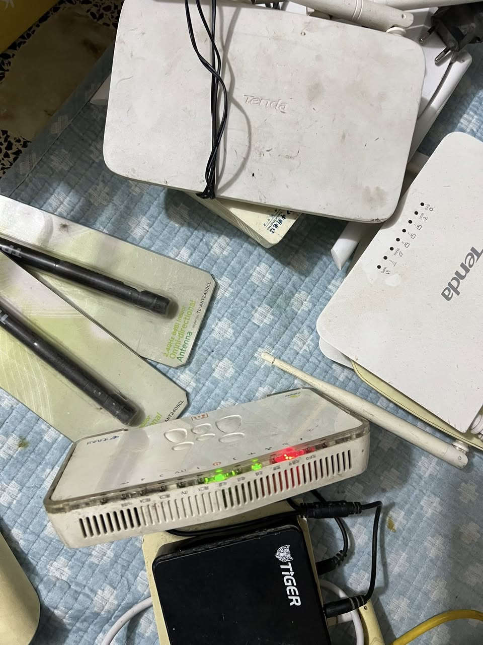 سلام عليكم روترات عدد 10 مع 3 تحويلات ضوئي وياهن كم وحدة بيهن محولات شرط راوترات حديثه ابيع شلع ب 115 الف مع اريلين هديه وياهن ضمان 3 ايام ***********
