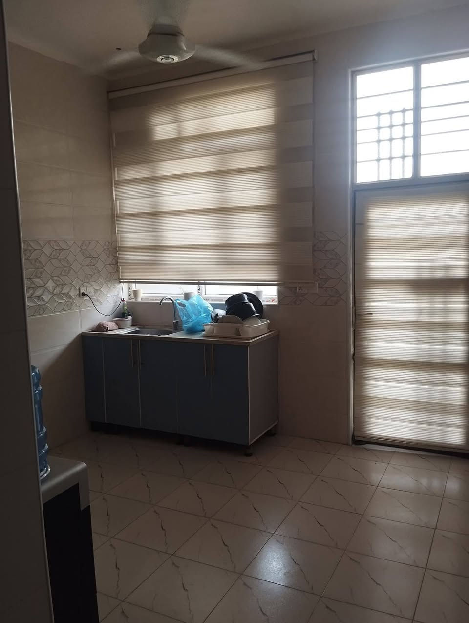 سلام عليكم دار لبيع المساحه 150 يحتوي عله غرف  مجمع صحيات صاله وستقبال المكان بكرلي قرب موقف دانه ***********
