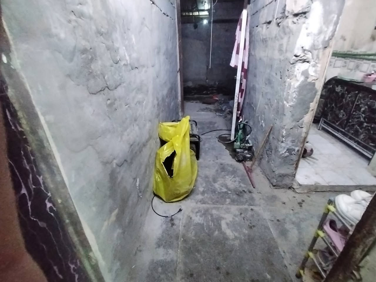 للبيع بيت ٥٠ متر تجاوز في منطقة جكوك مجمع المخيمات
يحتوي علة غرفة وصالة وممر صغير  +حمام ومطبخ خارجيات السعر ٣ مليون واذا تريدة مع الغراض هم عادي
***********
