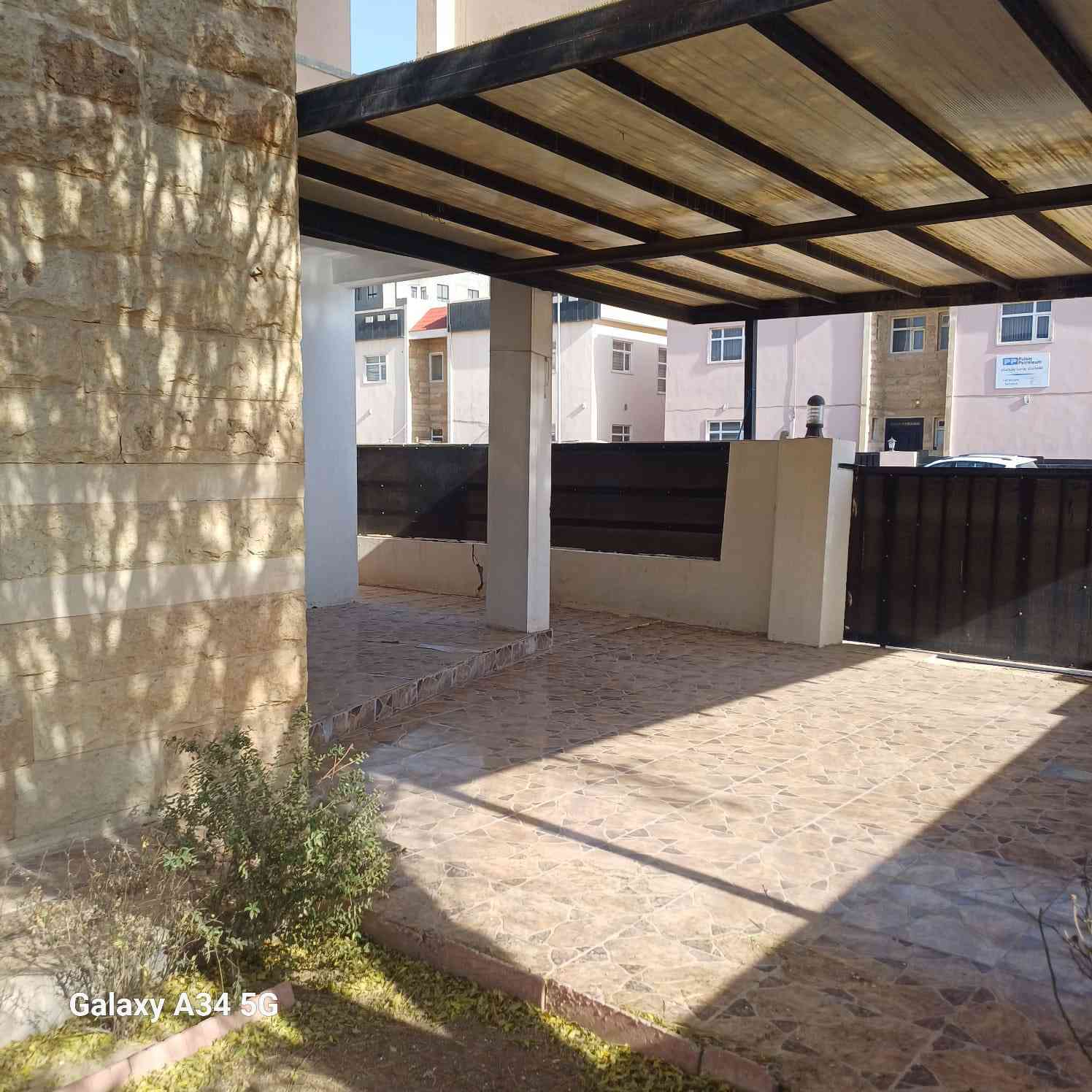 بيت مجمع بانك ستي...للبيع 
مساحة ٣١٥. متر 
طابقين .. ٤ غرفة نوم.. حمام ٢.  طابق اول .. استقبال..وهول.. ومخزن.. مطبخ كبير ..  كاونتر ..البيت بي سبالت. 
طابق. الاول..  ٢ غرفة نوم. حمام. ومطبخ. وهول..  
وحديقة. وكراج
***********
***********
