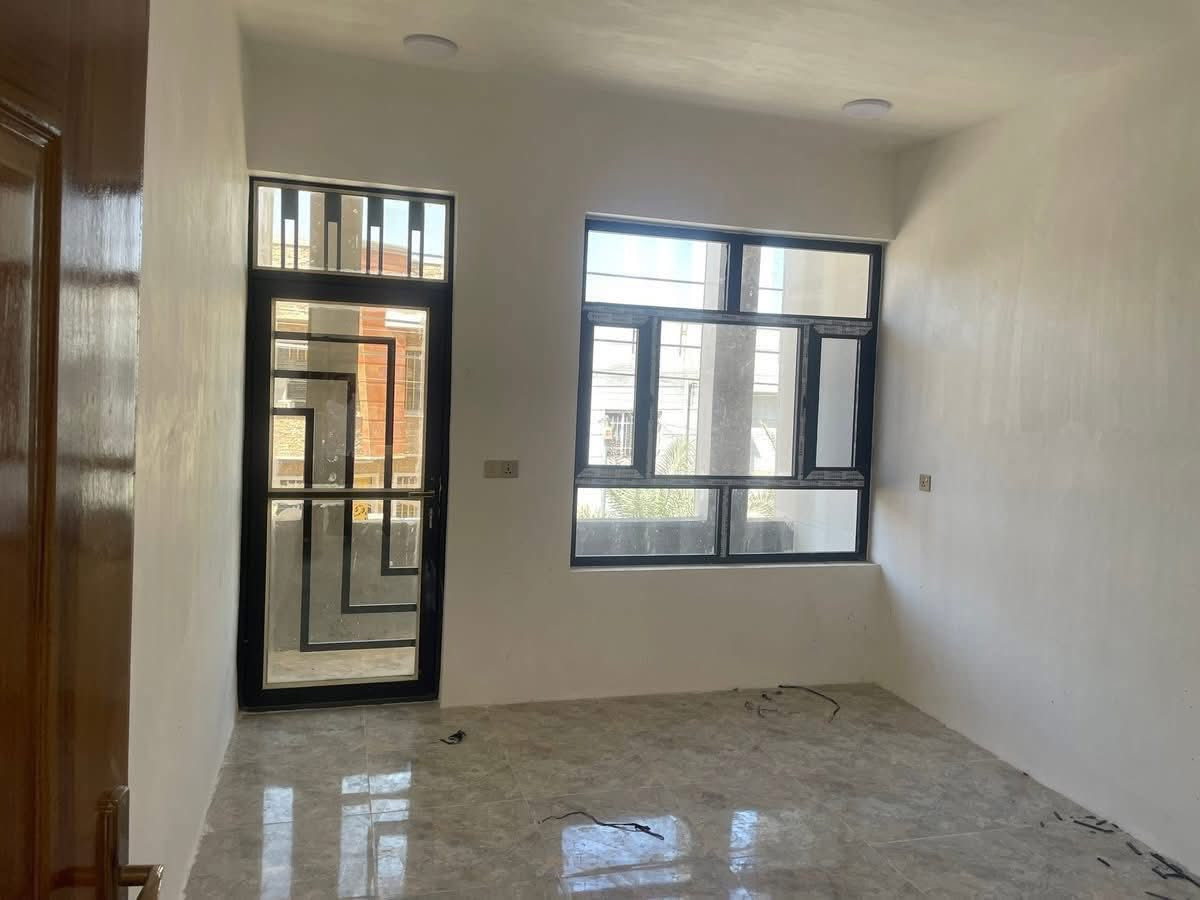 ملاحضه / العنده عقار 🏡#للبيــــــع ويريد يبيع  #دزونه كافه التفاصيل العقار مع ذكر السعر ورقم التلفون ☎️وان شاء الله باقرب وقت ينباع ان شاء الله 🤲❤️
—————————————————————————

🔸مشتملات للبيع تونات باقي فقط عدد 2
 طابو صرف مناسب ✅  45متر بالسند واقع حال 50متر .    
 الواجهة 3 م /النزال 15 م.    بناء سنة 2025  جديد زيرو           
كامل مكمل🔑 ￼

🔸الطابق الأرضي1️⃣: استقبال ومطبخ وخدمات وغرفه نوم والطابق الثاني2️⃣: غرفتين نوم وبلكونه وخدمات والطابق الثالث3️⃣بيتونه ومخزن وسطح

🔸موقع📍ممتاز جدا بغداد الشعب شارع عدن مقابيل مطعم حجي عادل قرب علوا السمج وقرب المدارس 

🔸ملاحظه اذ تحب تاخذه استثمار اقل شي ايجار ب500الف (ايجار سريع)

🔸السعر: 130 وقابل للتفاوض 
 
مكتب ابو علي الدراجي للعقارات 🏛️
الشعب-نهايت شارع الصحه-مقابيل كرزات ركن الصحه 
***********📞
***********📞
 ***********📞
