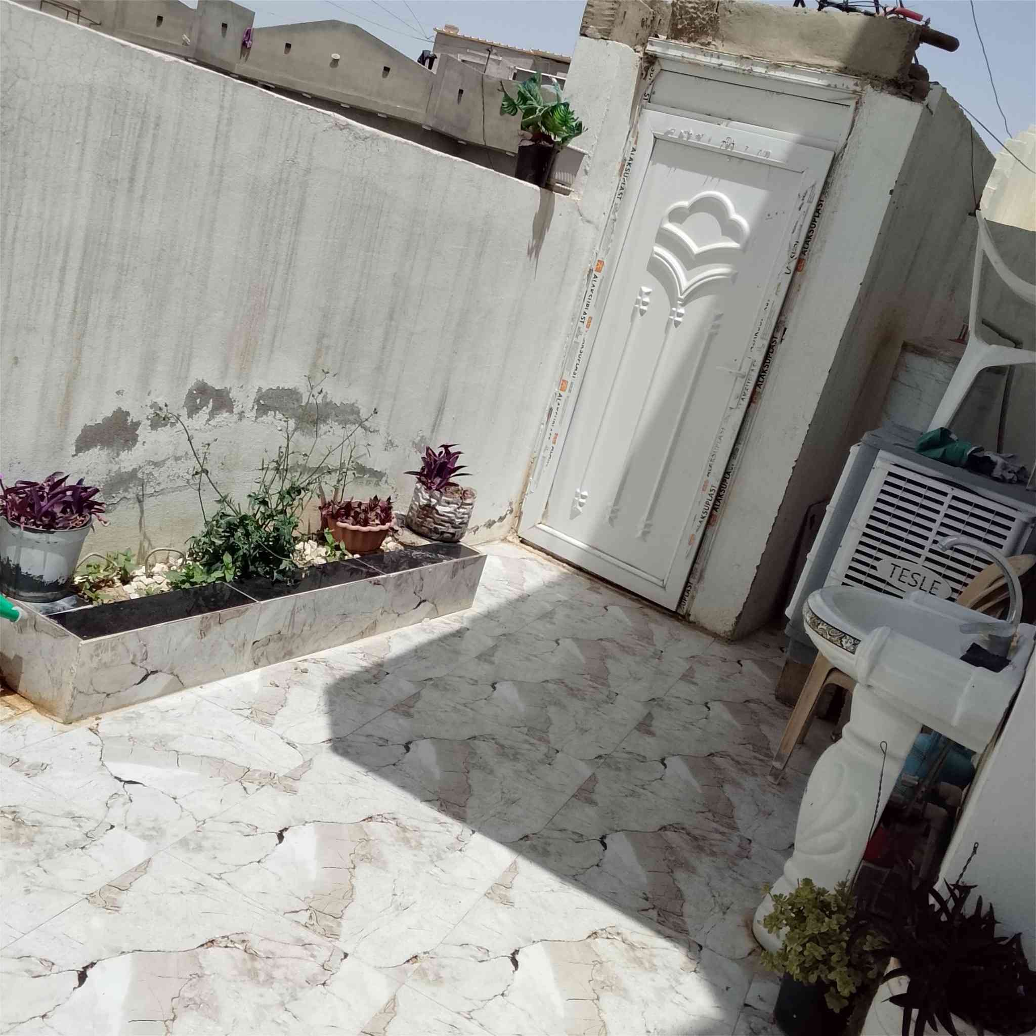 السلام عليكم بيت للبيع طابقين المساحه 150متر فول بناء حديث فول سيراميك فول سقف ثانوي فول البيض اربعه غرف نوم البيت جاهز خدمات كهرباء وماي قرب الشارع سايدين كوباني السعر75 بيها مجال للطيبين 
***********///***********
