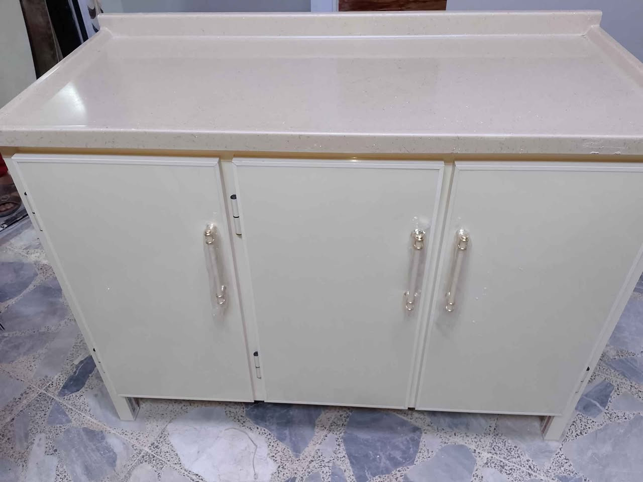 كاونتر متروعشرين مرمر 160الف مغلف بلاستيك من الداخل ضد الماء شرط الفحص ابواب مبطنه طبقتين توصيل موجود جميع مناطق البصره حجز وتساب *********** البصرة, العراق
