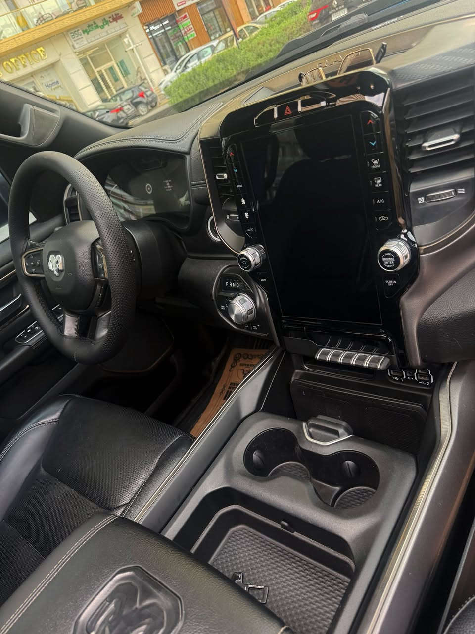 مكلف بالنشر رجاء التواصل مع صاحب السيارة رقمه مرفق 
من رخصة صاحب الكروب والاعضاء الكرام 

رام فئة REEBL 2023 محرك 8 5700 المرغوب سيارة كلين كفالة عامة  من شخط وضرر وصبغ شرط الفحص 

لون مميز السيارة بحري 
ماشيه ٣٨ m 

مواصفات فول // 
بانوراما // فور ويل // شاشة تيسلا تحتوي على الكثير من الاوبشنات  // 
جكات صعود ونزول // داخل جلد // 
كشنات تبريد تدفئة // 
رادارات امامي وجوانب حساسات امامي خلفي 
دبل كزوز 
شغال عن بعد 

حساسات كامل امامي وخلفي رادارات جانبية 

والكثير من المواصفات الاخرى 

ملاحظة / سيارة وضع شركة بلا مبالغة ترايه كأنما صفر 

متوفر فديو للسياره كامل بكافة التفاصيل للسياره الي يحب يشاهده يراسلني عل الواتساب نفس الرقم المرفق
 يوصله وبالخدمة 

مكانه اربيل // سعر 488 ورقه مجال بسيط للشراي 
واتشرف بالجميع 
للتواصل 
***********
