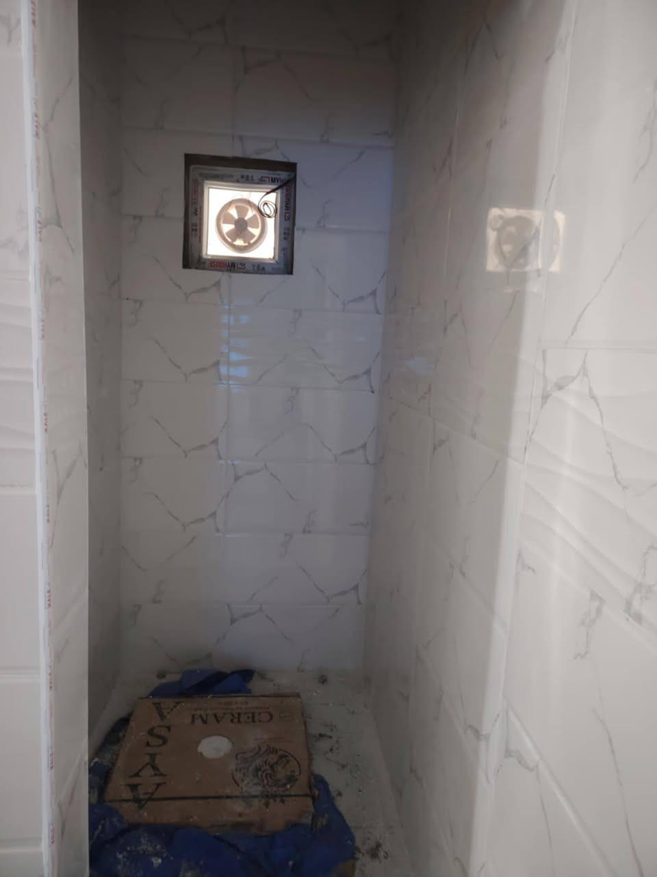 اصطه سيراميك متفرق حالين الجدار 5 ارضيه 4 خابر وتدلل الرقم بي واتساب ***********
