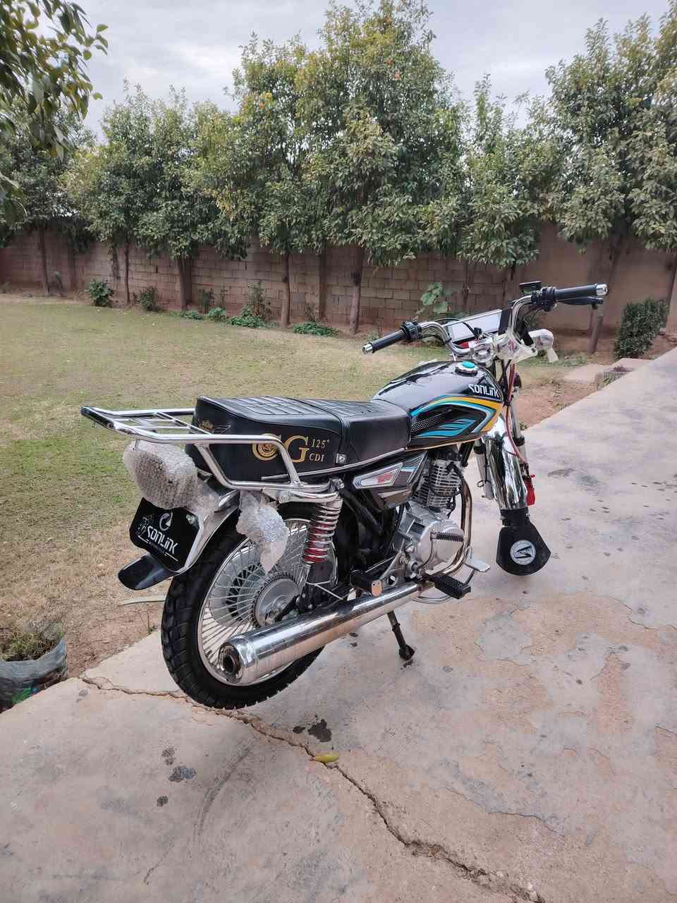 سلام عليكم
دراجه للبيع موديل 25 اربعه گير مكفوله اقل شهر من شديته 

تواصل ***********
