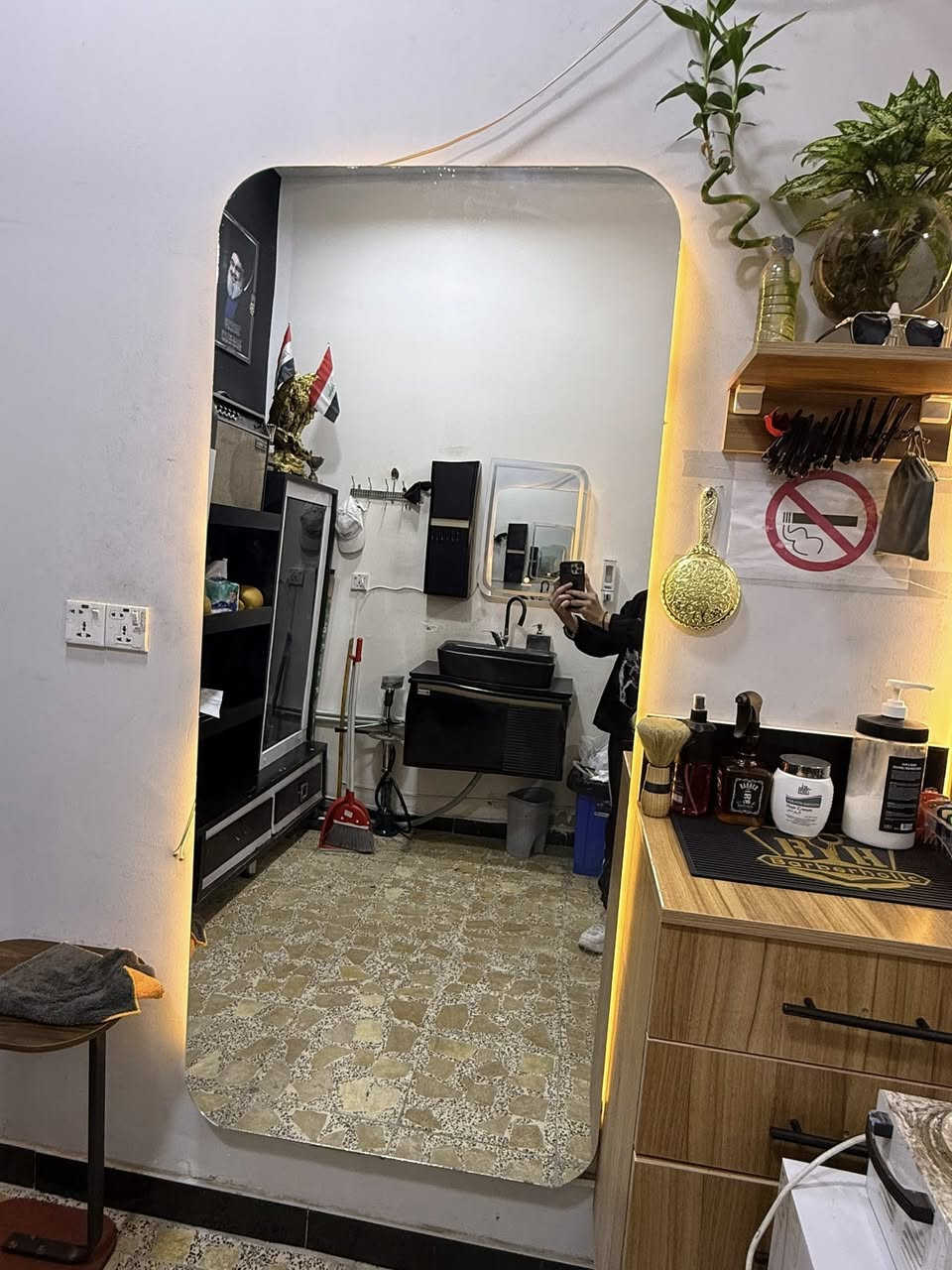 معرض نضيف و مرايه حلاقه نضيف البيع سعر. 200 
رقم ***********
