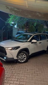 كورلا كروس هايبرد 2025 رقم بغداد إنكليزي   كفاله عامة ماشية 15الف محرك...