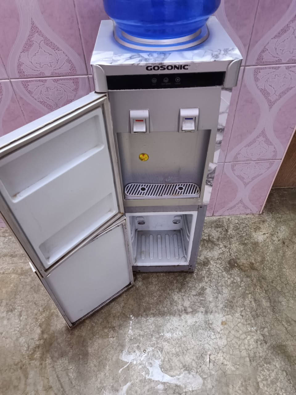 سلام عليكم براد شغال شرط حار بارد كل عيب مابيه كله شرط  السعر 55 وبيه مجال مكاني كركوك حي عسكري شراي اتصل ***********
