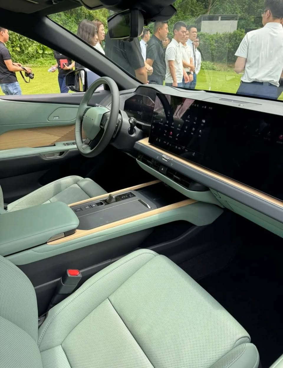 #حصرياً | Lexus ES 2026 ثورة هادئة في عالم السيدان الفاخرة… عندما تعيد لكزس تعريف الفخامة اليابانية

عندما ظهرت Lexus ES لأول مرة سنة 1989 كانت الفكرة بسيطة: سيدان فاخرة هادئة، مريحة، واعتمادية بشكل استثنائي. لكن مع Lexus ES 2026 تغيرت القصة تماماً. الجيل الجديد يدخل مرحلة جديدة في تاريخ لكزس، حيث تتحول هذه السيدان المعروفة بالراحة إلى سيارة تجمع بين الفخامة اليابانية والتكنولوجيا الكهربائية المتطورة.
التصميم الخارجي أصبح أكثر جرأة وعصرية. الواجهة الأمامية لم تعد تعتمد الشبك الكبير التقليدي فقط، بل أصبحت جزءاً من مفهوم التصميم الجديد لدى لكزس المعروف باسم Spindle Body، حيث يندمج شكل الواجهة مع هيكل السيارة بطريقة انسيابية تعطيها حضوراً مستقبلياً. المصابيح الأمامية LED الحادة بتوقيع ضوئي على شكل حرف L تمنح السيارة شخصية قوية، بينما الخطوط الجانبية الانسيابية تجعلها تبدو أقرب إلى سيارات الـFastback الفاخرة. كما حصلت السيارة على جنوط رياضية يصل حجمها إلى 21 إنش لتعزيز الطابع الرياضي.
أما المقصورة الداخلية فهي عالم آخر من الفخامة والتكنولوجيا. 

ركزت لكزس على تقديم تجربة قيادة هادئة للغاية مع مواد فاخرة وعزل صوتي متطور، وهو شيء تشتهر به سياراتها منذ سنوات. في الداخل نجد شاشة ترفيه كبيرة بحجم 14 إنش تعمل باللمس، إضافة إلى شاشة عدادات رقمية 12.3 إنش. النظام المعلوماتي الجديد يدعم Apple CarPlay وAndroid Auto مع تحديثات برمجية عبر الإنترنت OTA. كما تتوفر إضاءة محيطية أنيقة ونظام صوتي فاخر من Mark Levinson ليحول المقصورة إلى قاعة موسيقى حقيقية.

السيارة الجديدة جاءت لتنافس بقوة السيارات السيدان الفخمة الأوروبية مثل BMW 5 Series وAudi A6 ولكن بأسلوب ياباني يعتمد على الهدوء، الاعتمادية، والتكنولوجيا المتطورة.

💎التصميم الخارجي

الجيل الجديد من ES اعتمد لغة تصميم حديثة مستوحاة من سيارات لكزس الكهربائية المستقبلية، مع مظهر أكثر جرأة وانسيابية.
أبرز الملامح:
واجهة أمامية بتصميم Spindle Body الجديد بدل الشبك التقليدي
مصابيح LED حادة بتوقيع ضوئي على شكل حرف L
خطوط ديناميكية تمنح السيارة مظهر Fastback أنيق
جنوط رياضية حتى 21 إنش
طول السيارة حوالي 5.14 متر ما يمنحها حضوراً قوياً على الطريق 

التصميم أصبح أكثر عصرية مع الحفاظ على هوية لكزس الفاخرة.
المقصورة الداخلية
داخلية السيارة تم تطويرها لتقدم تجربة فخامة رقمية متقدمة.

أبرز التجهيزات:
شاشة 🖥معلومات وترفيه 14 إنش Touchscreen
شاشة عدادات رقمية 12.3 إنش
نظام LexusConnect الجديد مع تحديثات OTA
دعم Apple CarPlay وAndroid Auto
إضاءة محيطية Ambient Lighting
نظام صوتي فاخر من Mark Levinson
مواد فاخرة مع تطعيمات ثلاثية الأبعاد تشبه الخيزران
التركيز الأساسي في المقصورة هو الهدوء والعزل الصوتي العالي الذي تشتهر به سيارات لكزس. 

المنصة والشاسيه:
تعتمد السيارة على منصة TNGA GA-K المطورة من تويوتا.
أهم التحسينات:
صلابة هيكل أعلى
مركز ثقل منخفض
توجيه أكثر دقة
نظام تعليق أمامي MacPherson Strut
نظام تعليق خلفي Multi-Link لأول مرة في ES لتحسين الثبات والراحة 

الهدف هو الجمع بين الراحة الأسطورية للـ ES وتحكم أفضل في المنعطفات.
المحركات وخيارات الدفع
1️⃣ ES 350h Hybrid
محرك 4 سلندر 2.5 لتر Hybrid
قوة تقريبية: 244 حصان🐎
نظام دفع أمامي أو رباعي AWD
ناقل حركة e-CVT
2️⃣ ES 350e كهربائية
دفع أمامي FWD
قوة حوالي 224 حصان🐎
مدى يصل إلى حوالي 480 كم
3️⃣ ES 500e كهربائية
دفع رباعي DIRECT4 AWD
قوة تصل إلى 343 حصان🐎
توزيع ذكي للعزم بين العجلات
كما تدعم السيارة الشحن السريع حيث يمكن شحن البطارية من 10% إلى 80% خلال حوالي 30 دقيقة في ظروف مثالية. 

أنظمة السلامة
الـ ES الجديدة هي أول سيارة تحصل على الجيل الجديد:
Lexus Safety System+ 4.0
ويتضمن:
رادار متطور للكشف عن المشاة والمركبات
Lane Change Assist
Front Cross Traffic Alert
Driver Monitoring System
نظام الطوارئ للسائق
Adaptive Cruise Control
هذه الأنظمة تجعلها من أكثر سيارات السيدان أماناً في فئتها. 

الأبعاد
الطول: 5140 مم
العرض: 1920 مم
الارتفاع: 1555 مم
قاعدة العجلات: 2950 مم 

وهذا يمنحها مساحة ممتازة خصوصاً للركاب في الخلف.
السعر المتوقع
يبدأ السعر عالمياً تقريباً من حوالي 49 ألف دولار💰 ويصل إلى أكثر من 60 ألف دولار 💰حسب الفئة والتجهيزات. 

#لكزس #لكزس_ES #لكزس_2026 #سيدان_فاخرة #السيارات_اليابانية #لكزس_هايبرد #لكزس_كهربائية
#Lexus #LexusES #LexusES2026 #LuxurySedan #JapaneseCars #HybridTechnology #ElectricSedan
#レクサス #レクサスES #レクサスES2026 #高級セダン #日本車

Lexus Lexus Parker Lexus Toyota UAE


**إذا كنت صاحب هذا الإعلان وتريد حذفه لأي سبب، رجاءا أرسل رسالة إلى الدعم الفني**