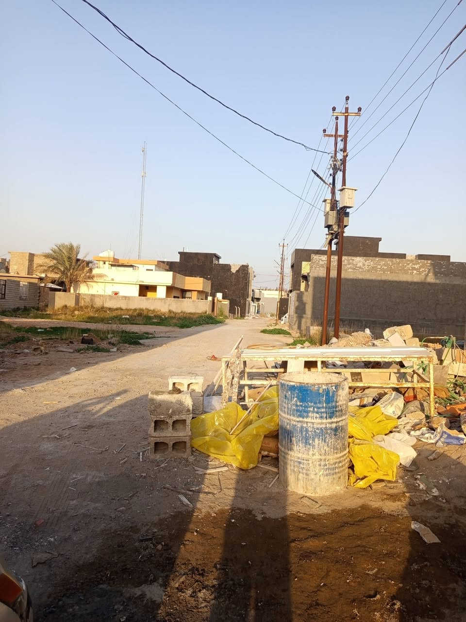 قطعة  200م للبيع نصف او كامله الواجهة 14م والنزال 16م بعقوبة مقابل مستشفى الأسترالي في التحرير طابو زراعي سند ٢٥ مكاتبه ووكاله ماء وكهرباء وخط مولد وإنارة وتبليط قيد الانجاز السعر المتر 600 للاستفسار خاص او ***********
