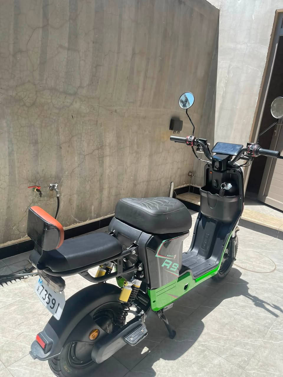 سلام عليكم R9 للبيع
البصره القبله
***********
سعر 300بيه مجال 

فقط الكفر مكسور
