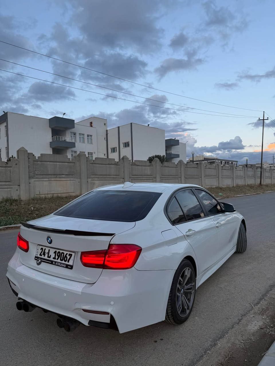 بي ام دبليو 320 2017 
كير و محرك بشرط محرك مفتوح بس بشرط 
سيارة بيها شبر من البوند و جاملغ صبغ 
و سيارة بيها 2 تعديل بارد 
دواخل و ارباكات بشرط
سيارة ماشية 122 ميل 
سعر السيارة 139$ قفل قفل 
مكان السيارة دهوك 
للاتصال *********** سميل, دهوك
