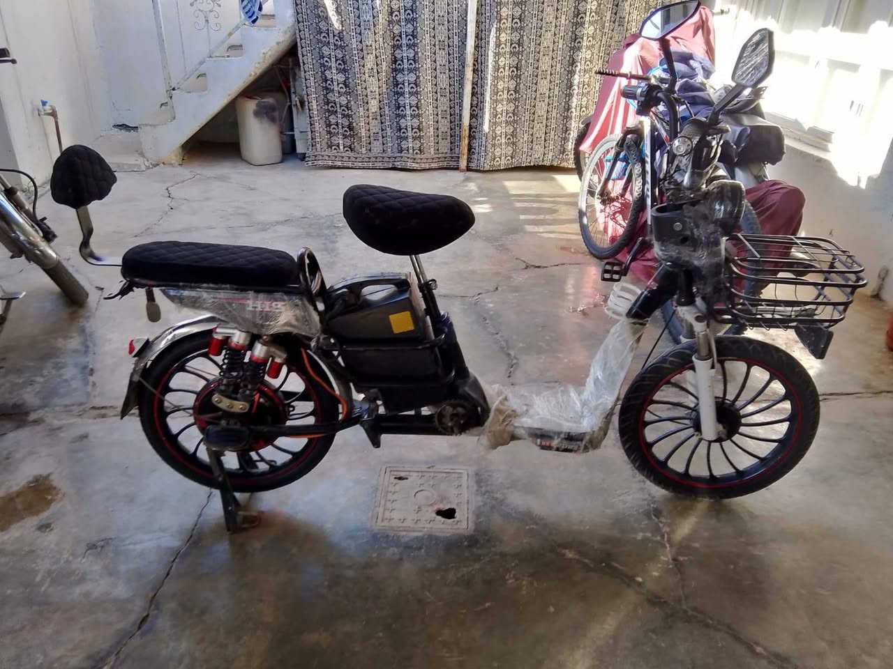 سلام عليكم 
للبيع بيسكل شحن فول نضيف مشاءالله 
سويج و بصمه تشغيل عن بعد بطريات شرط 
تايرات شرط نضيف سعر 250 بيها مجال للبيع او مراوس حسب القناعه مكاني كركوك هذا رقمي ***********
