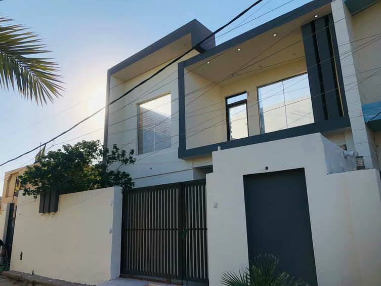 اللهم صل على محمد وال محمد 
🏡 للبيع بيت حديث بتصميم عصري وأنيق – فرصة مميزة للسكن او الاستثمار ..
📍 الموقع: شارع علي قمارة، يبعد فقط 100 متر عن الشارع الرئيسي، ويتميز بسهولة الوصول من مدخلين (جهة علي مظلوم وجهة الشارع الرئيسي لعلي قمارة).
📐 المساحة: 166 متر مربع.
مواصفات البيت:
استقبال واسع بمساحة 6 × 4 م.
صالة مريحة بمساحة 5 × 4.5 م.
مطبخ كبير بمساحة 7 × 4 م مع كاونتر HDF حديث، مزود بطباخ درجة أولى وساحبة.
غرفة رئيسية كبيرة بمساحة 5 × 5 م.
عدد 2 منور يمنحان إنارة وتهوية طبيعية ممتازة.
حديقة أمامية بمساحة 3 × 2.5 م.
البيت طابق ونصف بتصميم هندسي حديث وتشطيبات أنيقة.
🏗 جودة البناء:
أساس شريطي كونكريت.
السقف كونكريت مسلح.
البناء بطابوق جمهوري درجة أولى مع تنفيذ وفق المواصفات الهندسية.
⚡ الخدمات والتجهيزات:
نقاط كهرباء مخصصة للسبالت الجدارية والعمودية في جميع الغرف.
منظومة إنترنت كيبل ضوئي موزعة داخل البيت.
 عدد 2 كيزر 
عدد 2 تانكي ماء.
عدد 1شاشة سمارت.
عدد 2 برد 
ثلاجة فستل تركية.
عدد 1 سبلت 
📄 نوع السند: طابو زراعي تحويل مباشر باسم المشتري.
بيت حديث، مرتب، جاهز للسكن، يجمع بين جودة البناء، التصميم العصري، والموقع المميز، ويُعد فرصة ممتازة للراغبين بالسكن أو الاستثمار. 
📞 للاستفسار والمعاينة يرجى التواصل على الخاص أو الاتصال.
***********
***********
***********
