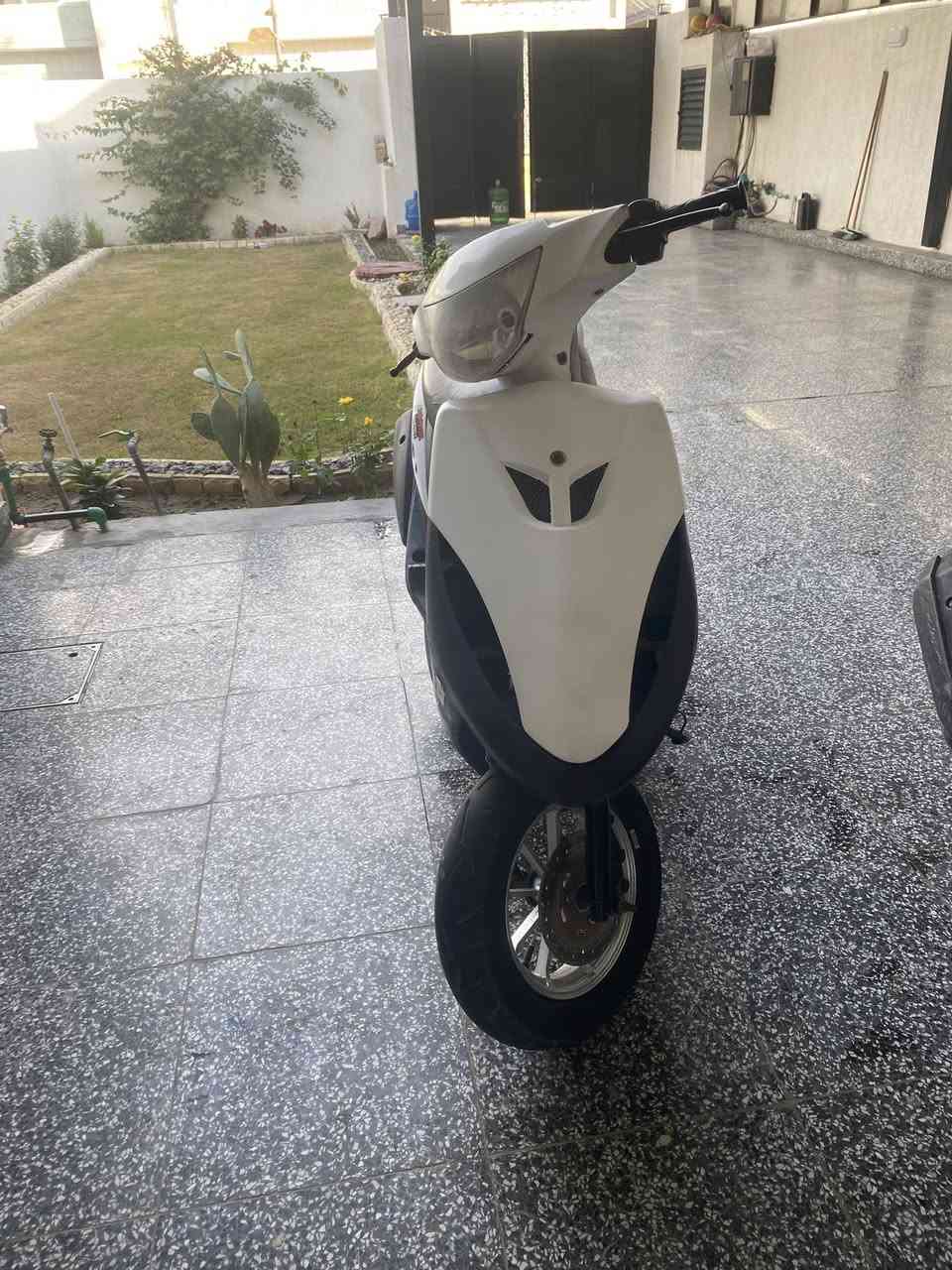 السلام عليكم حبايب عدله ٥٥ مكينه مكفوله اول فتحه الهه ، بس دبلاتهه الاماميه شويه تعبانه الدراجه شلعه تشيلك وتشمرك كهربائيات مكفوله ( الاشاير موجوده ) السعر ٤٧٥ مكاني بغداد يرموك وهذا رقمي *********** بي واتساب
