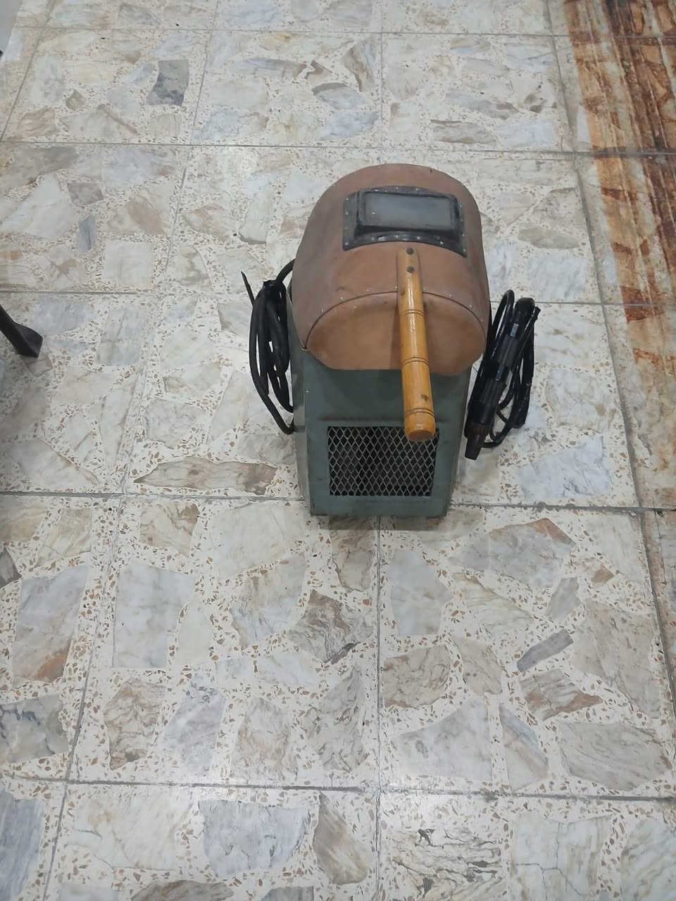 سلام عليكم  مكينه لحيم اصليه بلاديه او كوسره ثابته اصليه او سندان اصلي العنوان بغداد رقم الهاتف ***********
