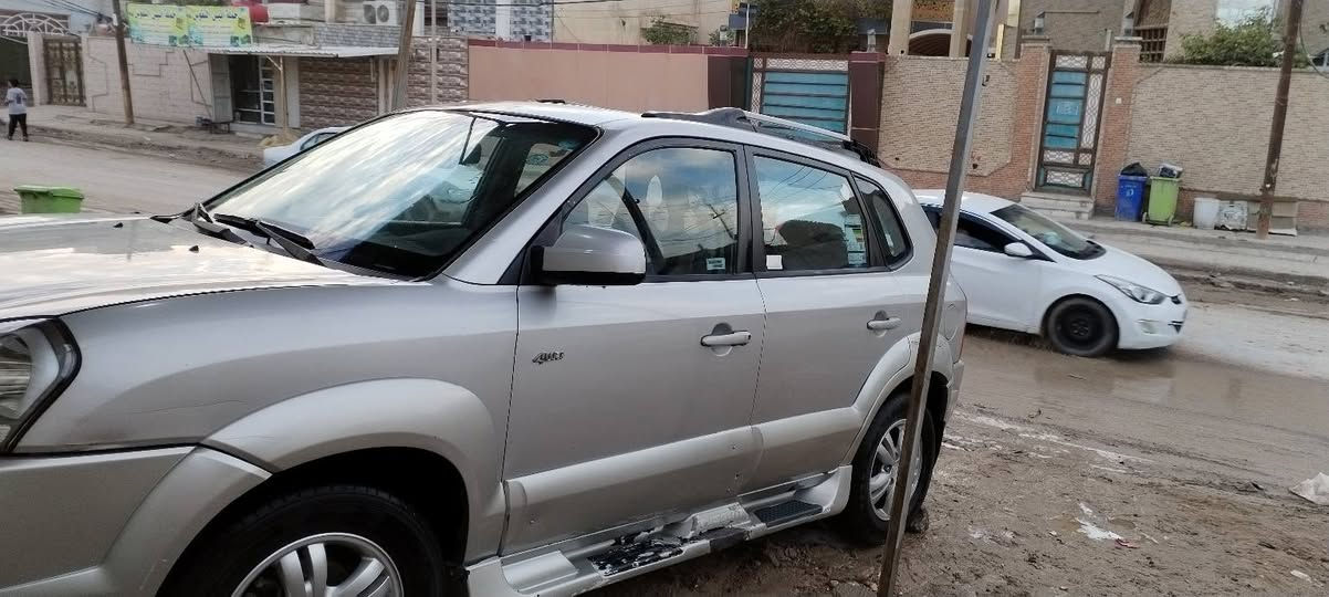 السلام عليكم سيار توسان ٢٠٠٨ فورويل  6سلندر محرك 2700  رقم أربيل رقم انكليزي  بسمي تريد وكال تريد مداور  هزه جديد سنويه ل 28  وارد خليجي  مواصفات تدفئه تبريد فتحه بالقماره تخم تاير  سياره جاهزه  من كلشي الحديد مكفول من كلشي بس الدعاميات تحتاج ترتيب فقط ترا يها بصره   مكان السياره الديوانيه الشاميه   تليفون *********** السعر 118$ وبيها مجال قليل
