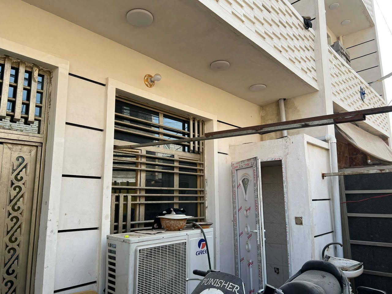 سلام عليكم بيت ٥٠ م طابقين غرفتين فوك استقبال و مطبخ حمام جوا العنوان بغداد الشعب حي المهندسين رقمي ***********
