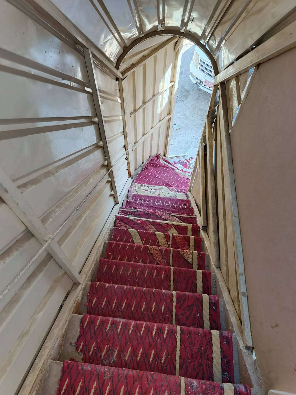 السلام عليكم بيت #للايجار كميره قرب مدرسة الفلاح شارع امير الكصاب 
طابق ثاني مساحه ١٠٠م الدرج والبالكون معزول عزل تام 
مدخلين وغرفتين نوم واستقبال  ومطبخ وبيتونه والسطح الك
كامل من كلشي 
تواصل ***********
