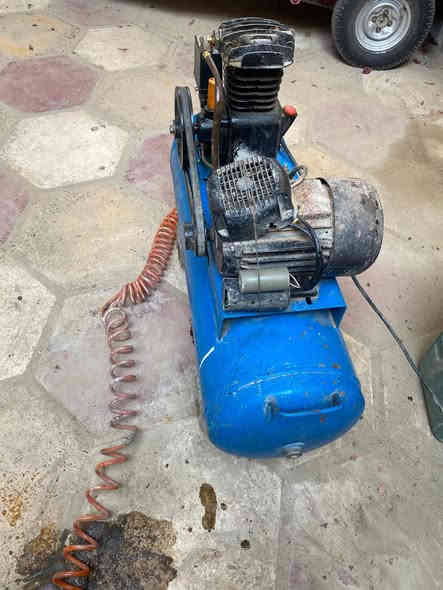 كمبريسر. 50 لتر للبيع شغال وكامل 
ماطور وتاروسة شرط
السعر 140 
***********
