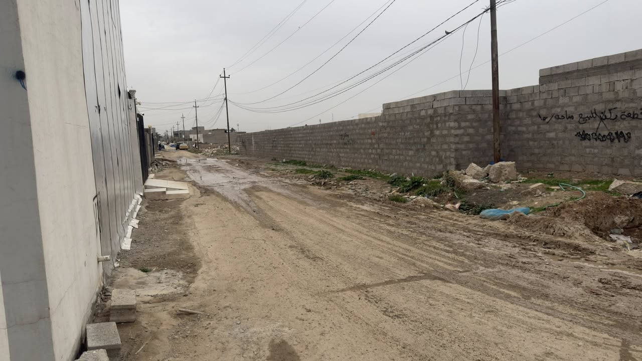 بيت للأيجار مساحة 100 متر بحي بدر قرب مقر الحشد ع شارع المزارع بيه غرفة نوم ومطبخ واستقبال وكراج  ماي وكهرباء وتبليط كامل ايجاره 250 الف ويه الكهرباء وماي للأستفسار ***********
