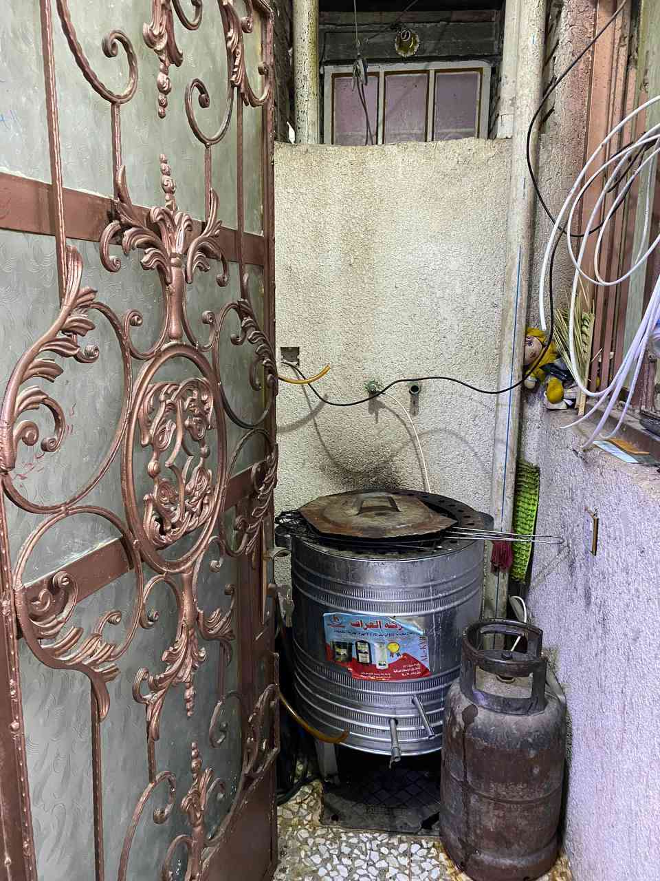 سلام عليكم بيت ١٠٠ متر للبيع قاطين قرب غازي المضمد الاورفلي السعر ١٧٥ مبنى عله شكل بيتين بيت جوه وبيت فوك كل بيت معزول بوحده المي والكهرباء معزولات ***********
