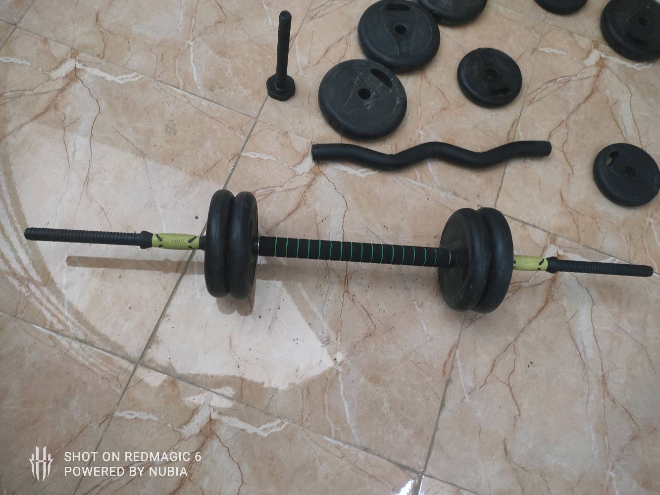 عرررض جيم منزلي كامل 💪 
كلشي تحتاجه تبدي تمرين بالبيت موجود.

**التفاصيل:**
- حديد دسكات اوزان مختلفة 
- بار زكزاك + بار مستقيم 
- دنابل 
- بنج ثابت 

**الحالة**: نظيف جدا وشبه جديد
**السعر**: سعره اقل من السوق بهواي لان مستعجل 
**المكان**: بغداد ابوغريب

 فقط: [***********]