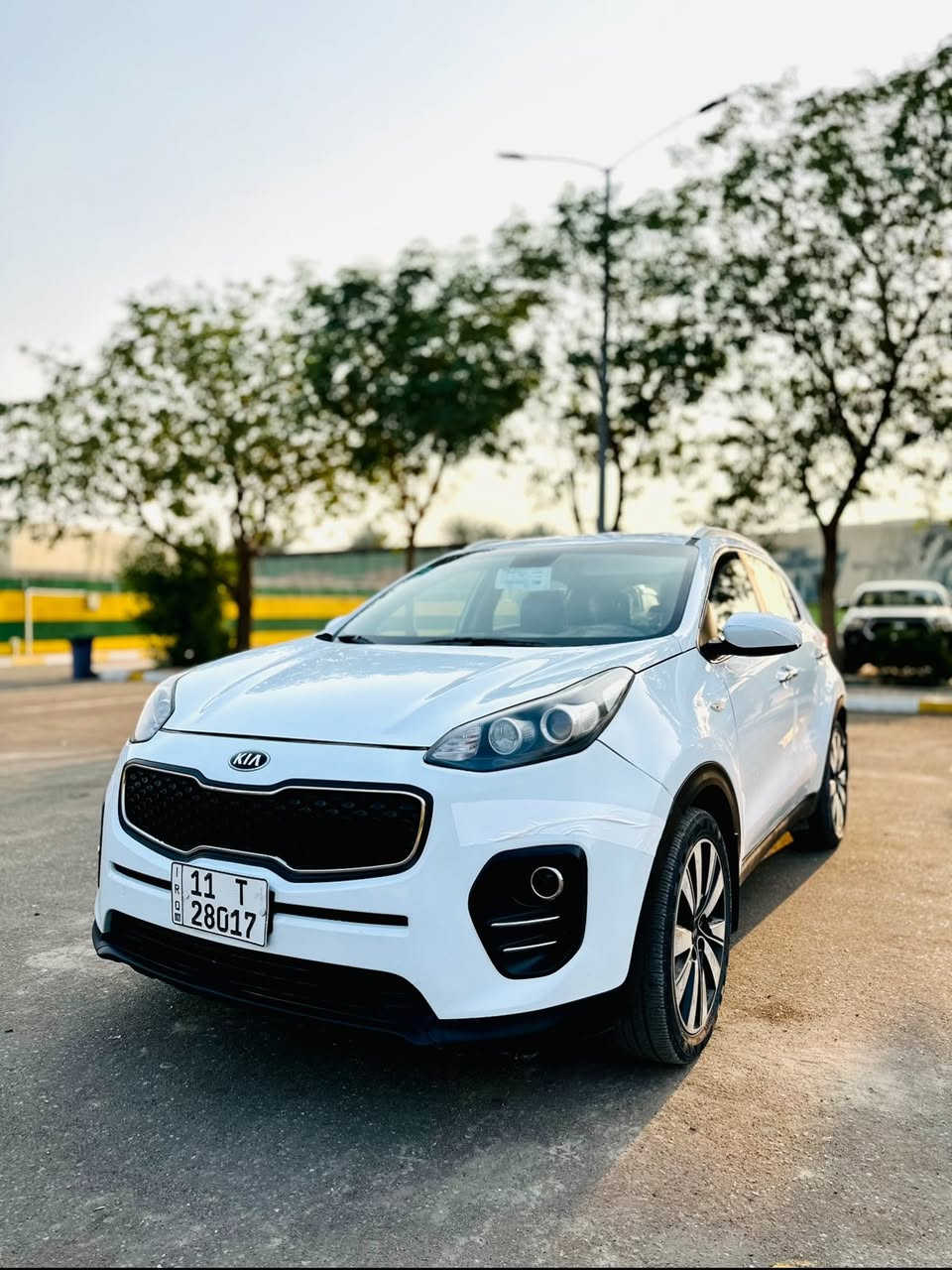 السلام عليكم 
Kia Sportage 
الموديل 2018 
السياره خليجيه كفاله عامه 
______
محرك 2000 دوش 
حساسات اماميه
حساسات خلفيه 
زراك لايت 
كامره دواره 
شاشه
قطعتين تبريد 
تحكمات ستيرين 
مري شفط 
ويل كاب كروم 
____
السعر 183
مكان السياره بابل
***********
