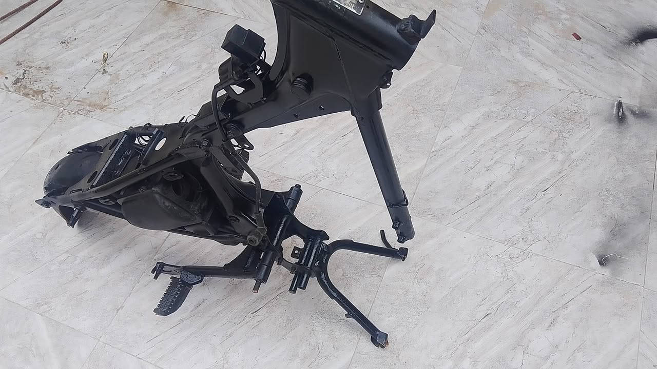 شاصي أوراق موديل 13 بأسم وكيل ملحقات تانكي أصفر جديد ما مستعمل عينه ظفيره اشاير كلهن جدد رقمي *********** شغال فقط واتساب لا تتصل دز رسائل
