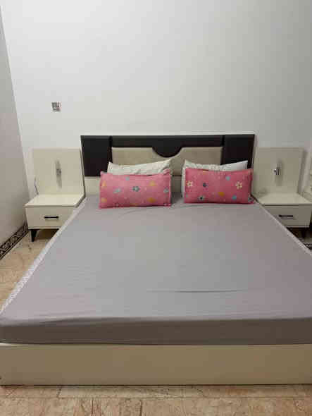 السلام عليكم غرفه نوم جديدة اشتريتهه قبل شهر مضطره ابيعهه سعرهه مع الدوشك الاصلي 600 
للاستفسار خاص او واتساب ***********
