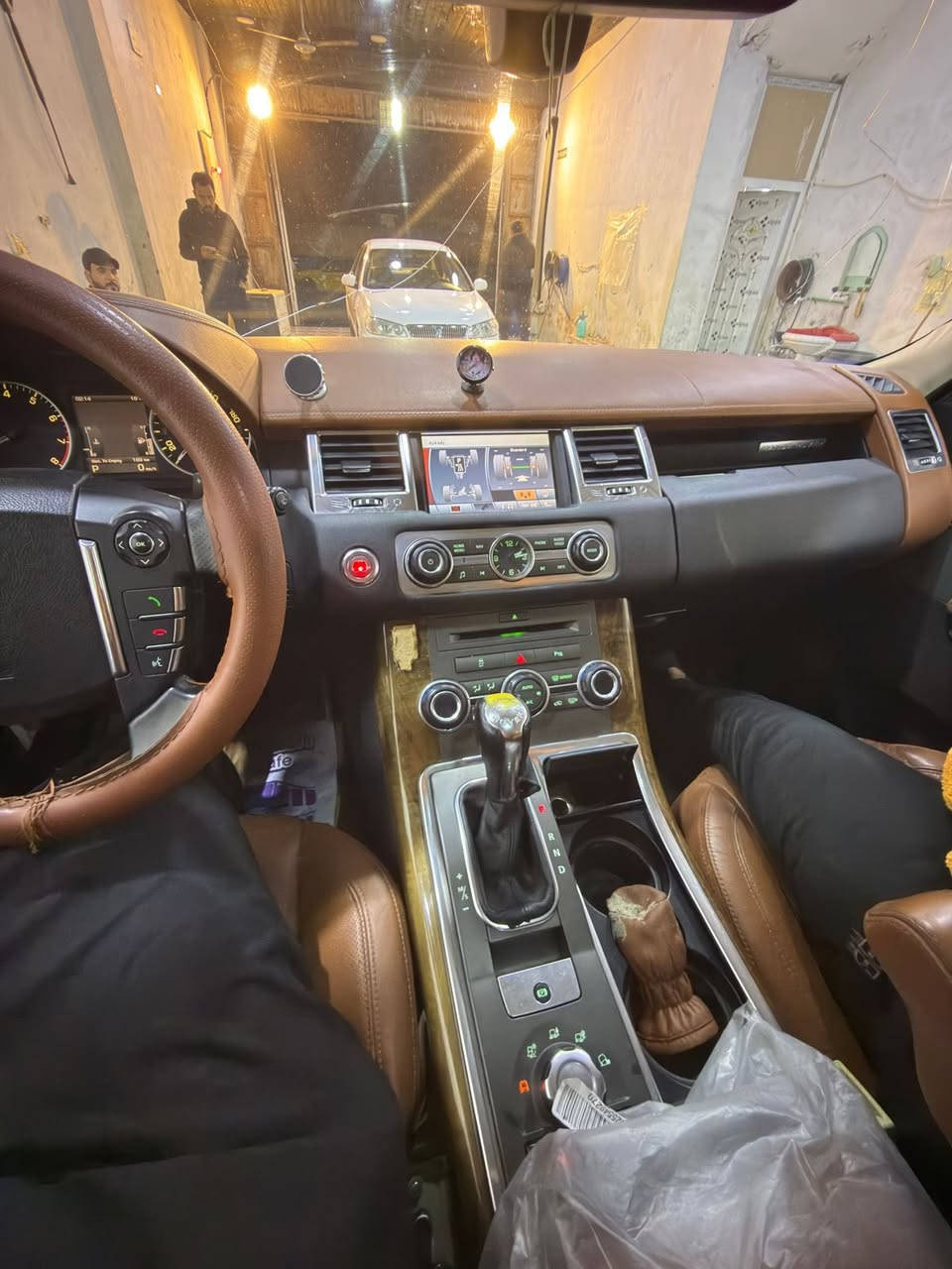 رنج روفر Range Rover Sport سبورت Supercharged موديل 2012محوّل 2Autobiograp فل أوبشن بحالة الوكالة فحص كامل مميز لون أبيض !
السيارة مميزة جداً بنظافتها !
 
ادوات ادوات متومه وجاهزه 

المواصفات : 
4بصمات
فتحه سقف
شاشات خلفيه +اماميه
إنارة ترحيبية عند الدخول للمركبة 
سنترلوك مركزي مع مفتاح الشركة الأصلي عدد ٢
ستيرنج متحرك كهربائي مدفئ 
مثبت سرعة + تحكم على الطارة 
فتحة كرستال كهرباء جميع الحركات 
كراسي كهرباء امامية جميع الحركات مدفئة 
داخلية جلد أصلية 0 Autobiography إصدار خاص
نظام تكييف مركزي مفصول Dual Zone 
شاشة أصلية تدعم CD + AUX + BT مع نظام صوتي JBL من الشركة 
محرك 4200CC Supercharged قوي و بحالة ممتازة 
جير تبترونيك ( أوتوماتيك - عادي ) 
دفع رباعي 4X4
وضعية ( Sport - Eco - Normal ) للقيادة 
نظام هيدروليك للتحكم بارتفاع السيارة
نظام الثبات على المنحدرات
تغيير أداء السيارة حسب التضاريس Terrain control
حساسات أمامية و خلفية أصلية 
مدخل AUX/USB + مشغل أقراص
داخلية فورمايكا أصلية من الشركة Autobiography 
ميكروفون + أوامر صوتية للسيارة 
نظام صوت نوع BOSE للسماعات + Subhoover أصلي من الشركة 
نظام إنذار + نظام ملاحة
جنطات المنيوم قياس 20 أصلي + كوشوك جديد تحت الكفالة 
أضوية أمامية LED أصلي + كشافات LED 
أكياس هوائية Airbags
نظام مانع انزلاق Traction Control + نظام تعليق رياضي Sport 

و العديد من الاضافات .. 

السيارة بحالة ممتازة 

استخدام شخصي و على الفحص الكامل ٧ جيد !

للبيع بسعر حرق 90$قابل للتفاوض 
للاستفسار : ***********
