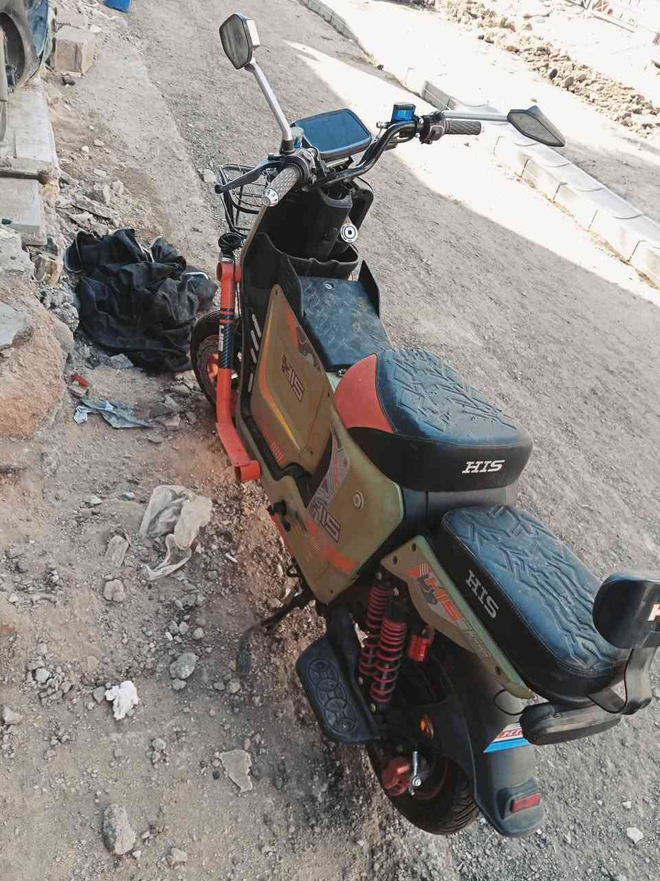 السلام عليكم دراجة شحن h900 خمس بطاريات شاشه ذكية ملف ٢٠٠٠ البطاريات دبل سرعة ٦٠ تمسي تقريباً ٥٠ كيلو نمر بطاريات جديده مشكلتها قطع بضفيره ماتشتغل بس البطاريات مابيهن شي كوم حديد تجي تحمل وتروح سعرها 200 قفل ماناقصها شي ابد ***********
