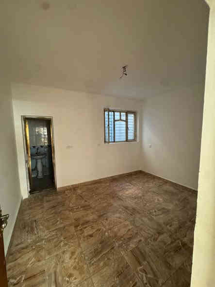 #للايجار____في____السيدية 

بيت مساحه 60  متر  نظيف 

يحتوي على 2غرف نوم وصالة ومطبخ وخدمات 

قيمة الاجار: 750

للاستفسار:***********
