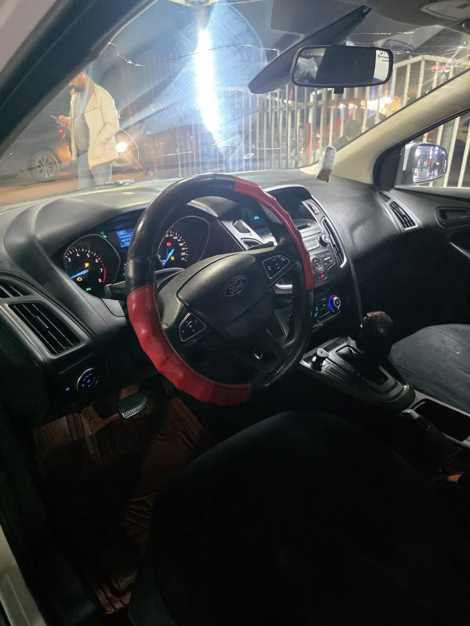 السلام عليكم 
فورد فوكس للبيع 
مقدمه ٥٠ ورقه ٣ ورقات شهريه 
سياره سعرها مناسب 
موديل ٢٠١٦ 
بيه جاملغ خلفي وباب 
توصل وتساب 
***********
