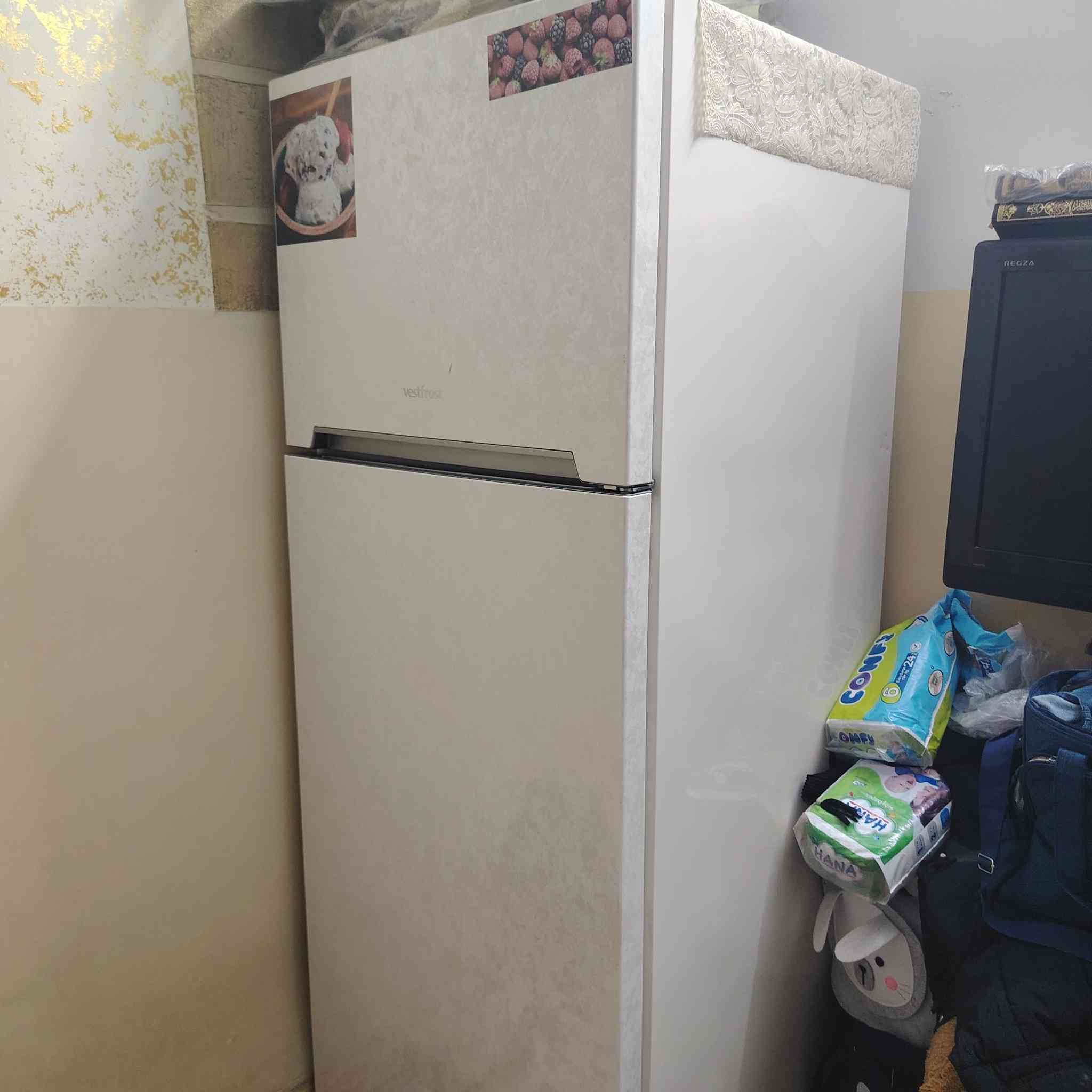 ثلاجه نظيفه لون حليبي ماتور بشرط الرقم ***********
