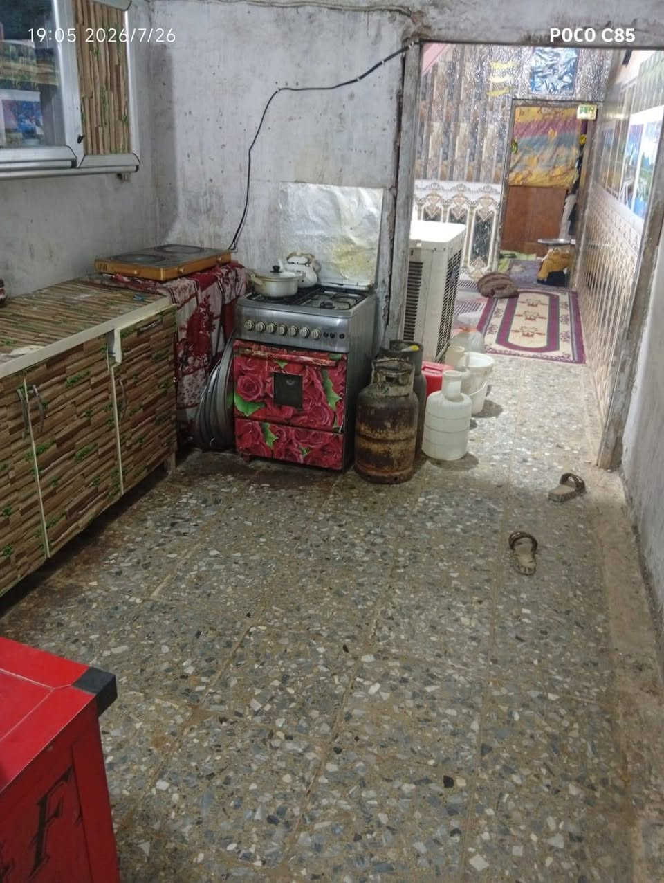 بيت مساحه 130 في حي طارق شيشان شارع المدارس   قرب.مولدة علاوي الجعباوي  فرع شويلات ماء مجاري وان شاء الله.  تبليط يشتغلون بي.   
البيت يتكون من  كراج 8 متر ×3.5  حديقه 3 ×4 تواليت خارجي استقبال 6×3.5  مطبخ 3×3.5 صاله 5 × 5 غرفه نوم 6×3.5 الغرفة نوم  قاط اثاني 6×3.5وصاله   5 × 5   وصطح البيت عگاده   ولقاط ثاني سندويش بنل

الستفسار على رقم ***********
*********** ابو علاء العتبي
