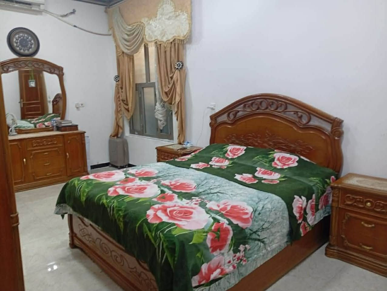 بيتين للبيع حمدان المعاريف قرب مدينة الاندلس شارع سيد حامد ع الفوك بيتين لصق للبيع عليهن سقف واحد ويفصلهن حائط واحد مساحة كل بيت ١٠٠م يحتوي على غرفه وصاله واستقبال ومطبخ وصحيات وكاله بأسم المشتري ونسخه من الطابو ينباعن سوه السعر 99 وبي مجال


**إذا كنت صاحب هذا الإعلان وتريد حذفه لأي سبب، رجاءا أرسل رسالة إلى الدعم الفني**