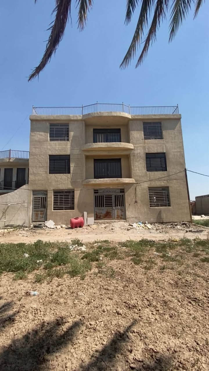 السلام عليكم بيت مساحة(320)متر 3 طوابق
بناء حديث (مسلح). وقف قادري  نظام شقق 
البيت كامل نقص بس (جام). العنوان (ورة بوابة بغداد)
السعر(140) مليون.      للاتصال⬇️
‏‭***********
