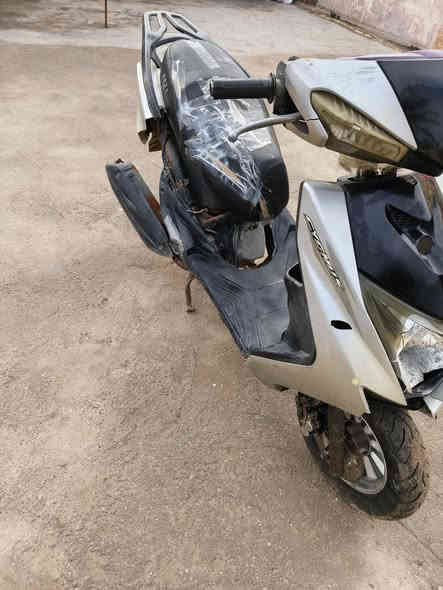 السلام عليكم
> دراجة صيني للبيع — سكنس
• المحرك شغال ناعم — سلفه يشتغل بسهولة
• كهربائيات تحتاج ضبط بسيط (أنوار/إشارات)
• لازم ترتيب خفيف — السعر المطلوب: 200 الف دينار 
• مكان الدراجة: ناصرية – الفهود
•  الشراء اتصل على: ***********
