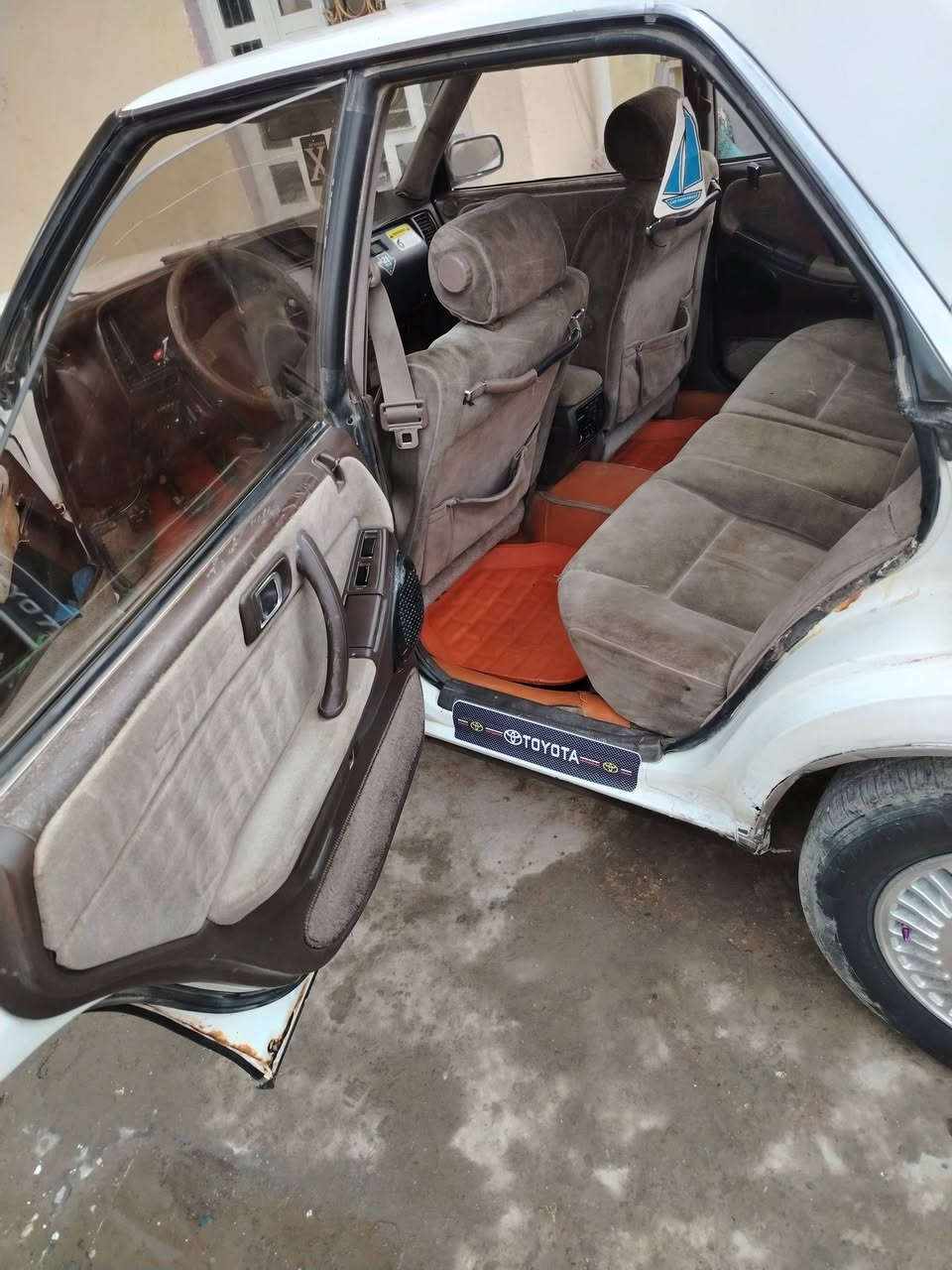 سلام عليكم هارتوب للبيع موديل 90 سياره بلاديه ما بيها ولا صبغ ولا ضربه ولا خياسهرقم انبار ثانويه ل 28 ترد تريد تحويل مباشر تريد وكاله عامه سياره 35 وبيها مجال مكان السياره بغداد عويريج قرب مخابز باب الاغا سياره مكينه وجير خير من الله حداديه خير من الله 80% تيارات جدد سياره حلوه قعدتها كشنات كهربائي سعر 35 وبيها مجال ***********
