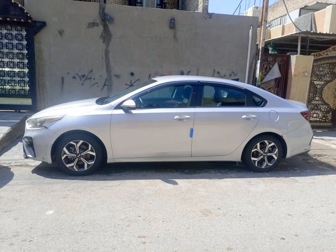 سلام عليكم للبيع كيا فورتي مديل 2020 رقم بغداد E جديد ..وراد امريكي ..حادثها بنيد وجاملغ ...مكينه 2000
السياره جاهزه مال جناي     ... مكاني بغداد الورفلي ❤️ 
الرقم ***********          غير متواجد عل نت 😉 
الرقم ***********.       تحويل مباشر بسمك 😇 
                    اتصل واني خادم 😇
