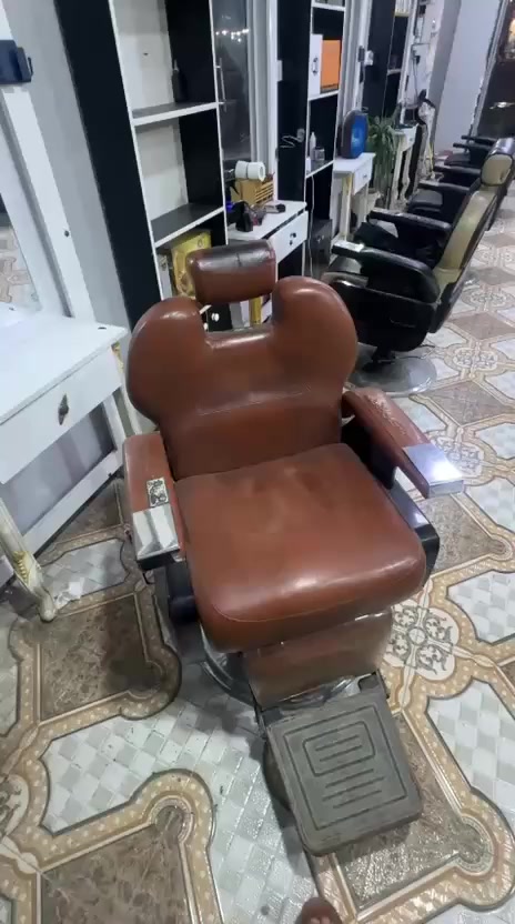 كرسي حلاقه للبيع السعر ٢٢٥ الف وبي مجال قليل للشراي ***********

