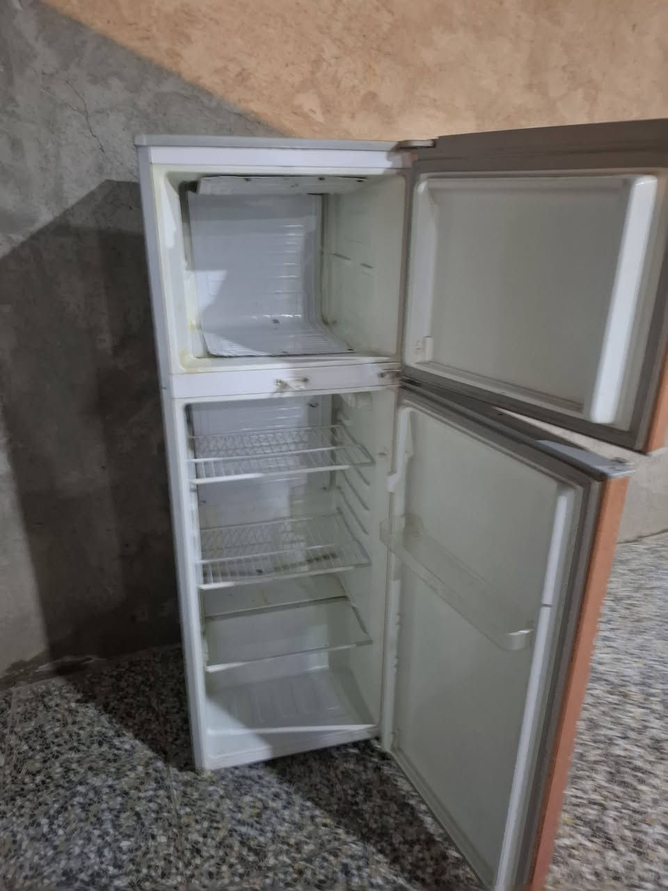 نوع دنگه 10 قدم بيها ليك بالفريز الماطور شغال ناقصها بس رفوف اثنين والمجر الجوه
البصره ابو الخصيب كوت ثويني ***********
السعر 100 بيها مجال
