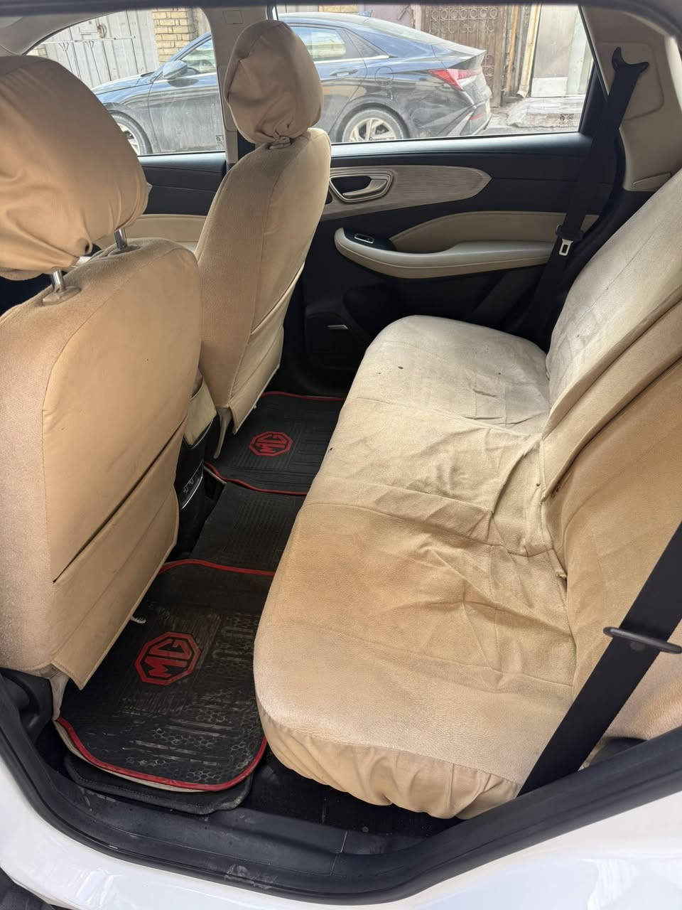 السلام عليكم 
Rx5 2023 للبيع 
السيارة مكفولة بيها فقط بارد قليل باب جهة يمنى السيارة ماشية ٣٨ الف كيلو بعدها بضمان الشركة السيارة خير من الله ما بيها اي نقص 
شاشة لمس
 كير ماوس كهربائي 
بصمة 
سقف بانوراما 
تبريد قطعتين 
السعر ١٥٨ ورقة وبيها مجال للشراي 
استفسار ***********
موجود فيس واتصال وواتساب
