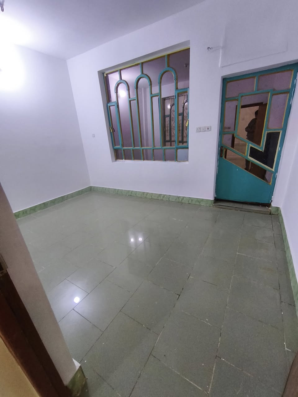 شقة للايجار مساحة 200
غرف نوم 2 وصالة واستقبال ومطبخ وصحيات وبلكونة 
قرب الكراج الموحد 
***********
