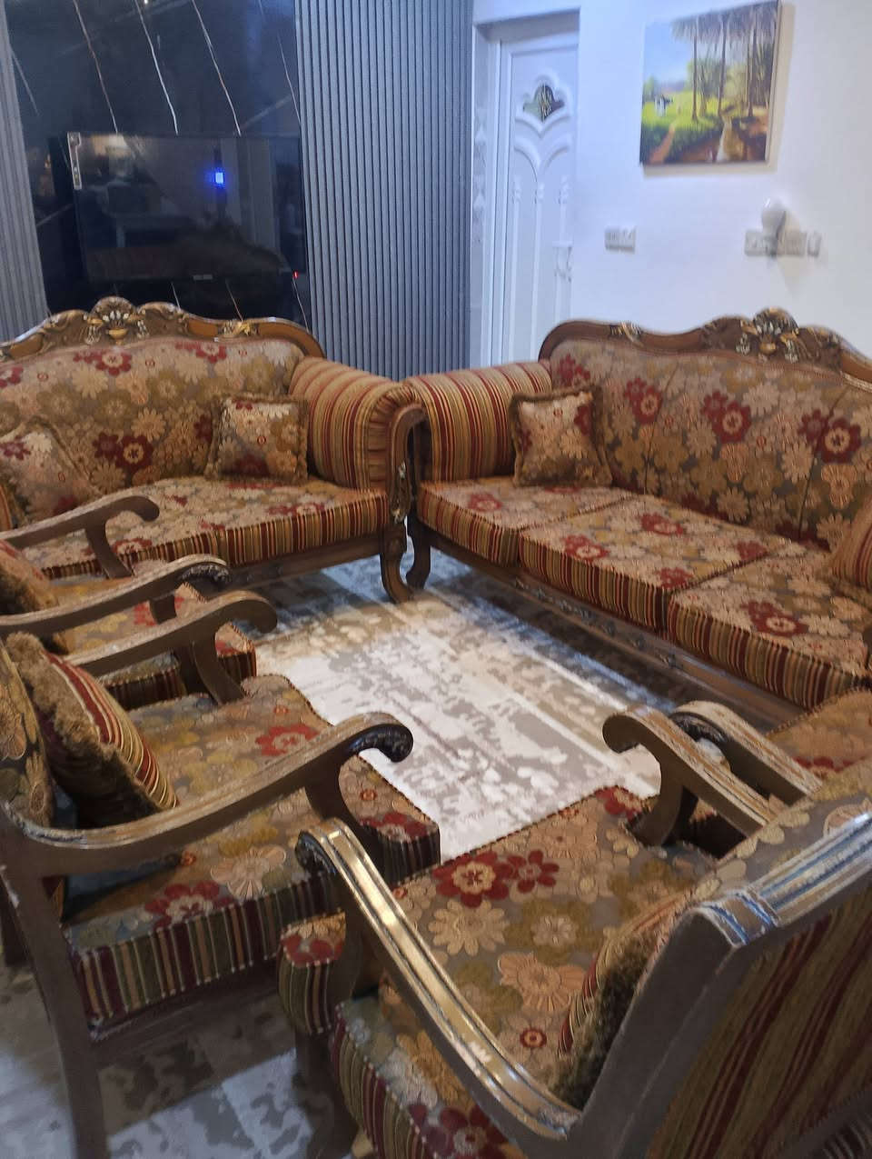 ظخم ٩ مقاعد كلش نظيف ب٣٠٠ قفل مكاني الاعلام حي الشباب الاتصال علئ رقم ***********
