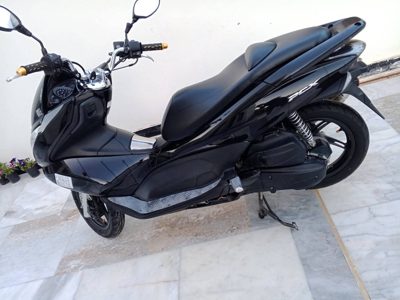 للبيع pcx ياباني اصلي جيل اول كفاله عامه  سعر 14 وبيها مجال مكاني الدوره صالصنه رياضي ‏‪***********‬‏
